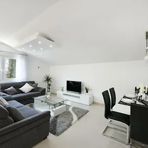 Monika - Private Terrace & Parking Apartment